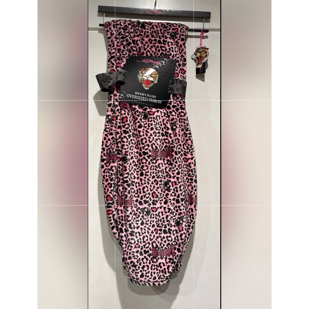 Viral Pink Cheetah Leopard Ed Hardy Spooky Halloween Throw Blanket skulls